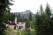 16. Dom, iznad je vrh Krn